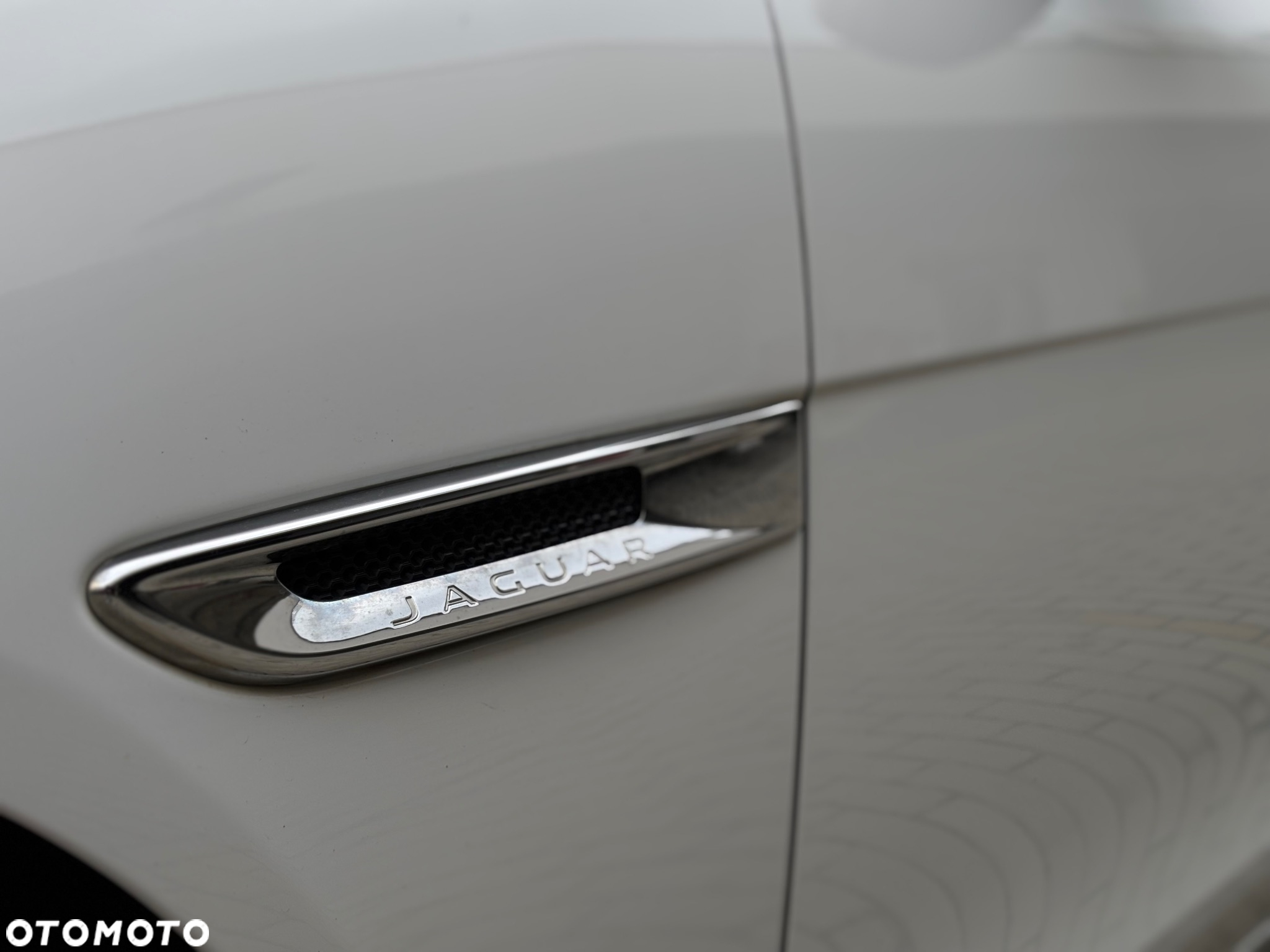 Jaguar XE 2.0 T Pure - 13