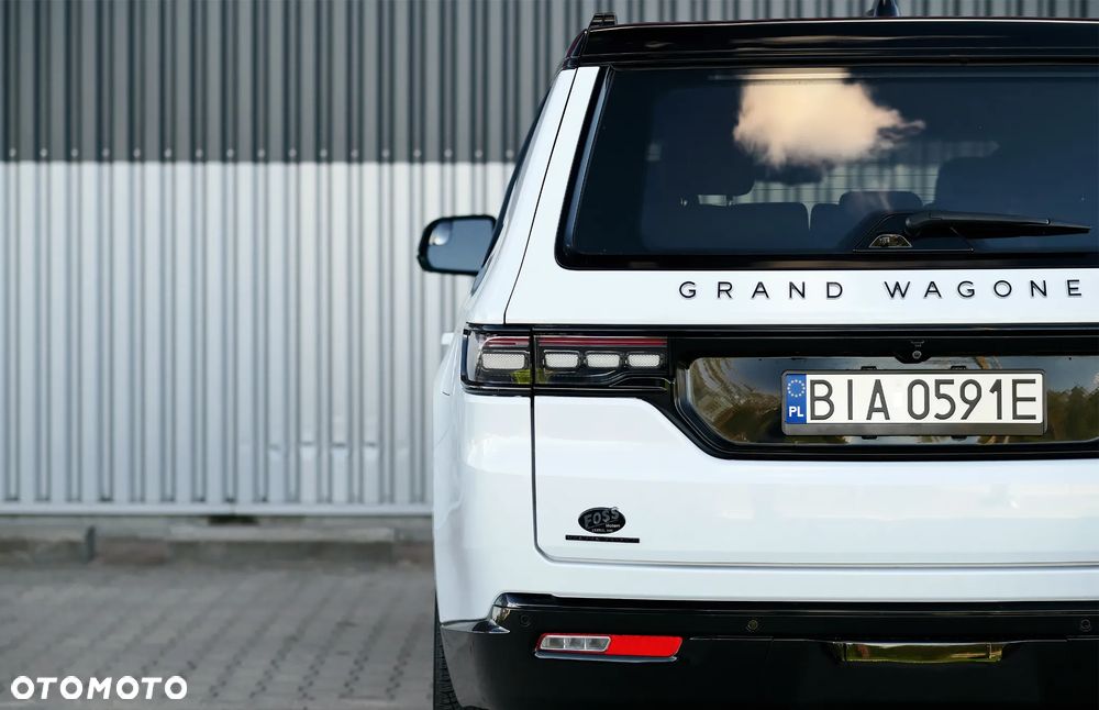 Jeep Grand Wagoneer - 14