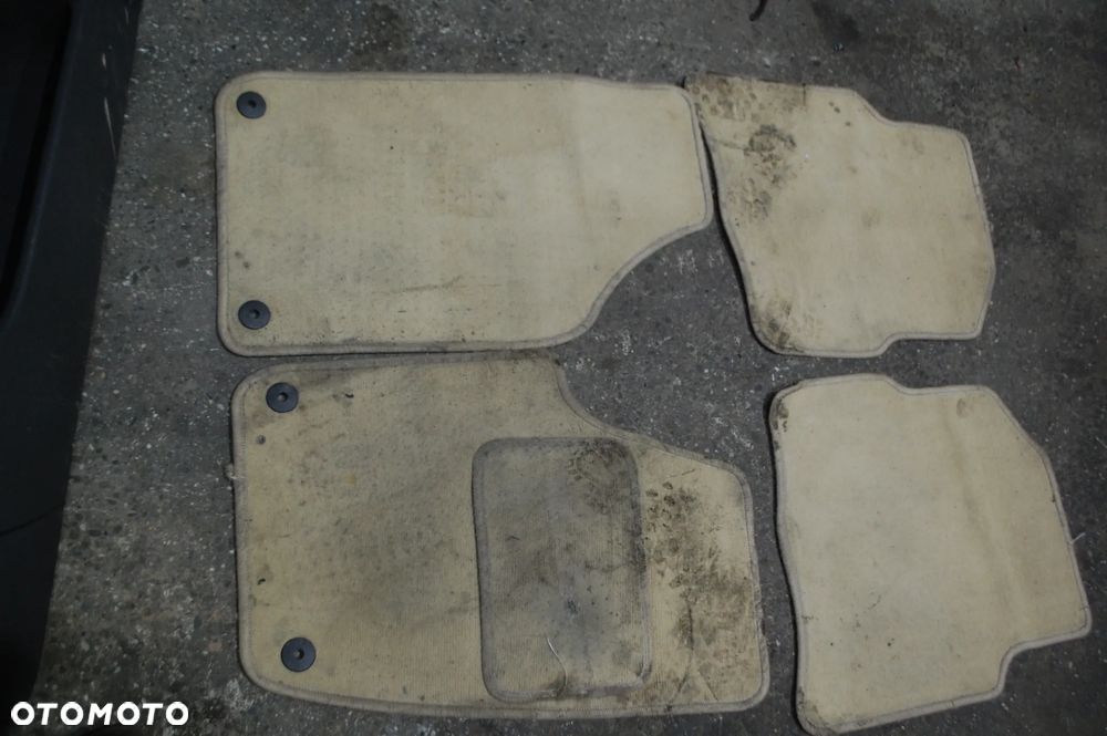 DYWANIKI WELUROWE VW POLO IV 9N KREMOWE - 1