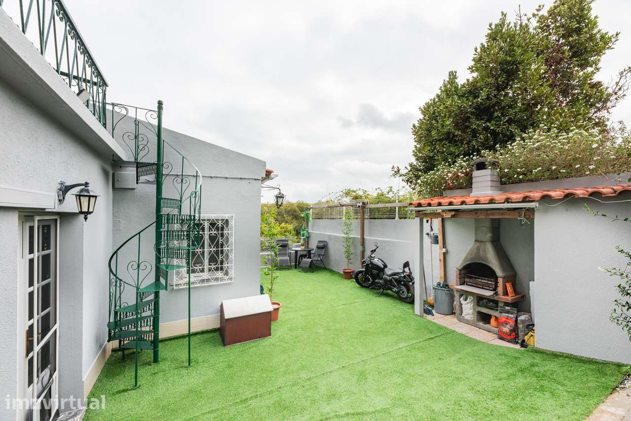 Moradia Independente com Terraço à Venda na Zona Histórica de Caneças - Grande imagem: 3/17