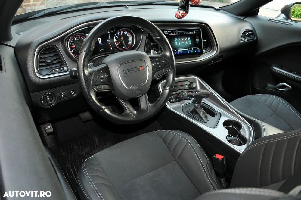 Dodge Challenger - 11