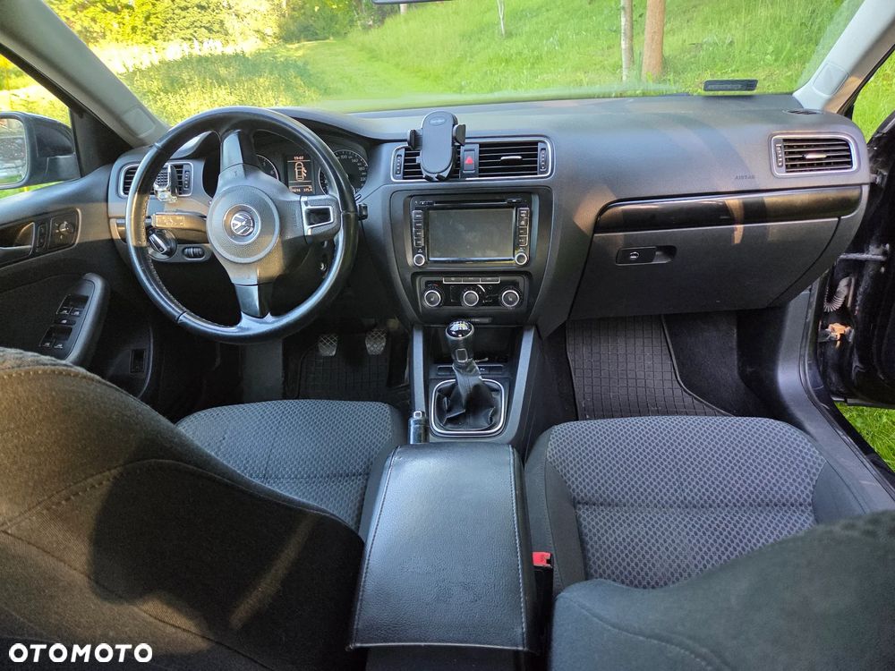 Volkswagen Jetta - 2