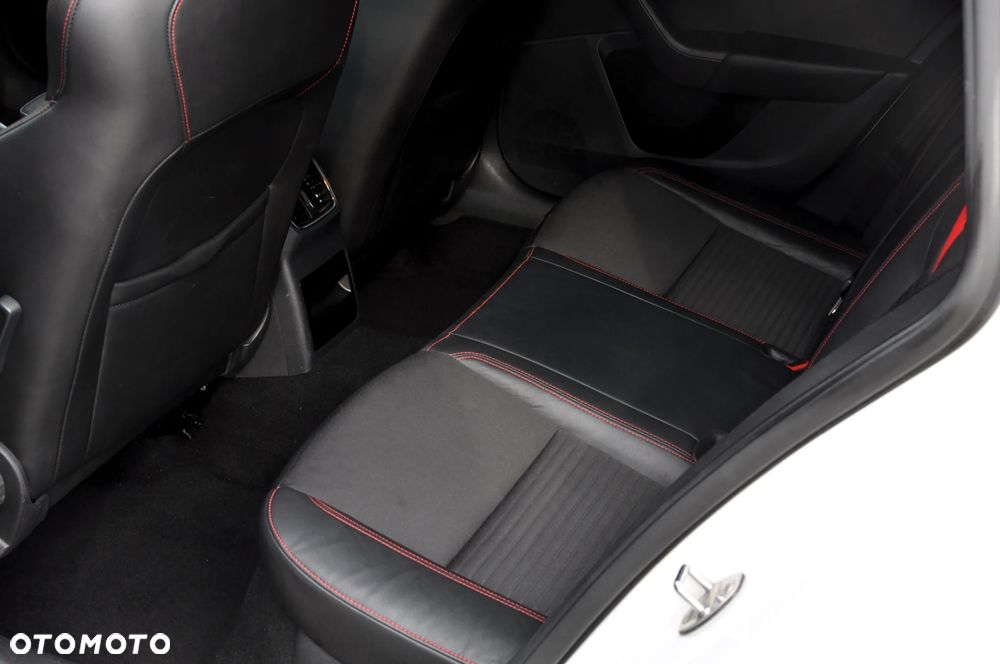 Skoda Octavia Combi 2.0 TDI DSG RS - 28