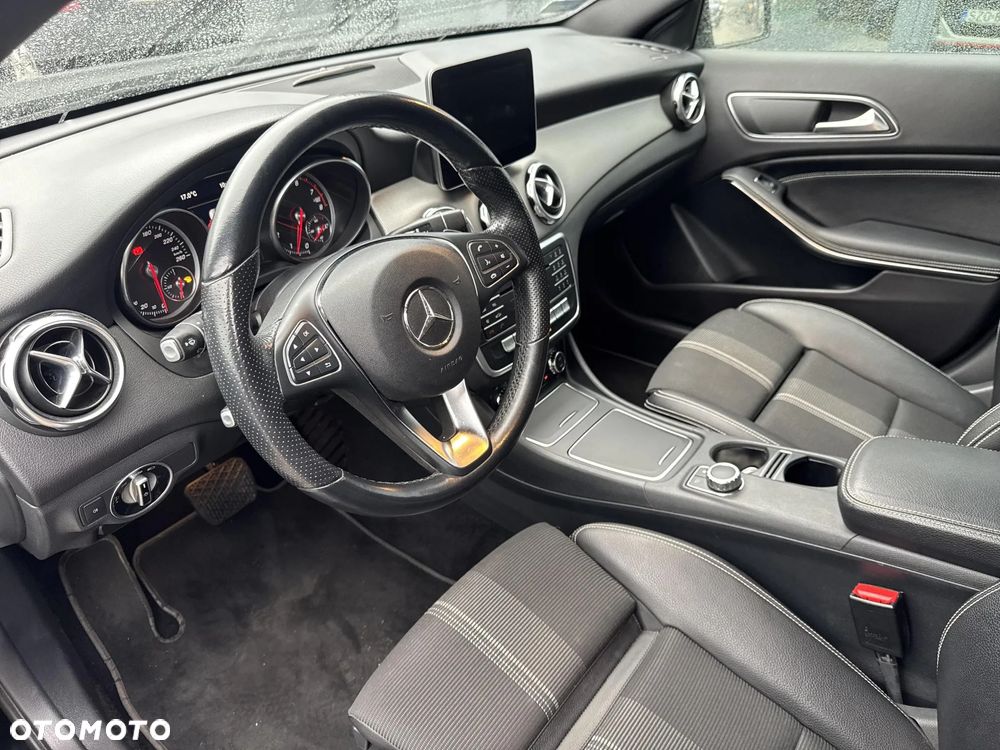 Mercedes-Benz GLA 200 7G-DCT Urban - 10