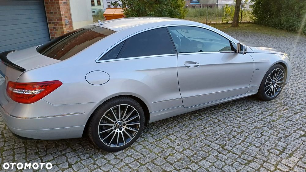 Mercedes-Benz Klasa E 200 CGI Coupe BlueEFFICIENCY Automatik Avantgarde - 11