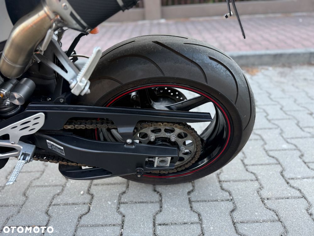 Yamaha R1 - 25