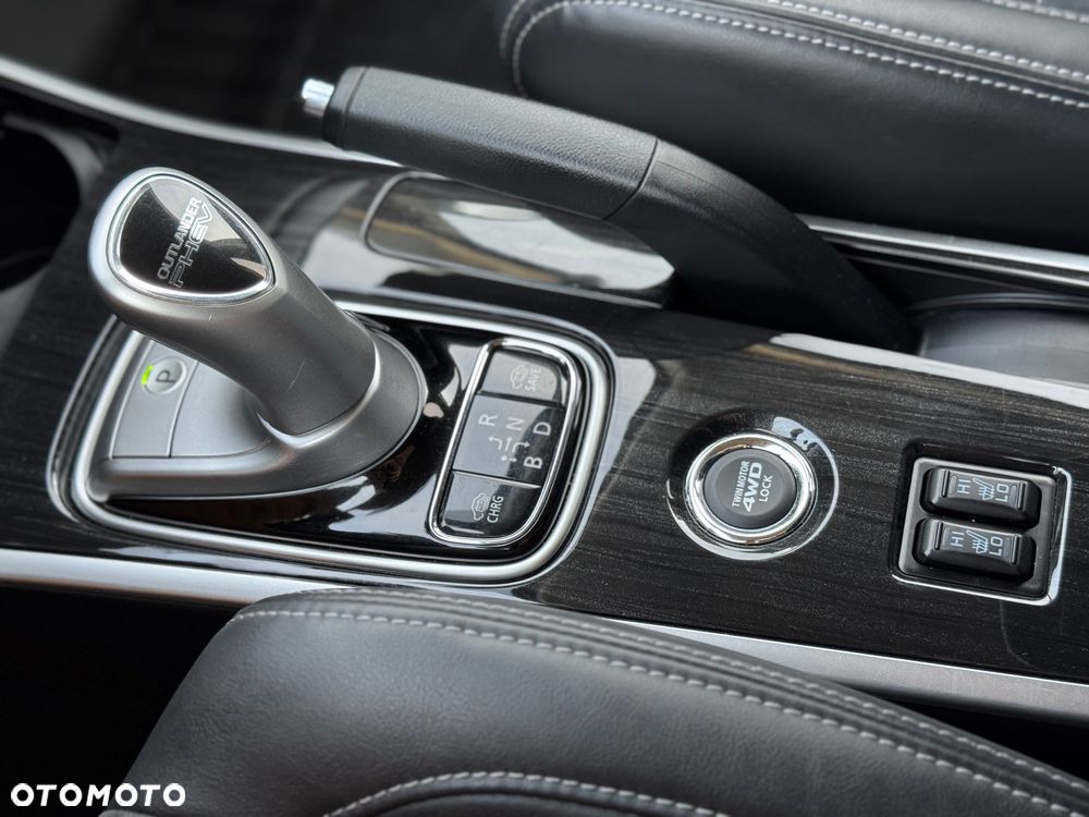 Mitsubishi Outlander 2.0 4WD Plug-In Hybrid Top - 24