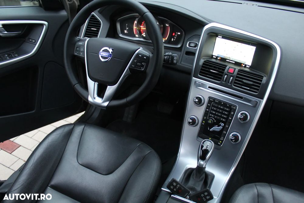Volvo XC 60 D5 AWD Geartronic Summum - 9