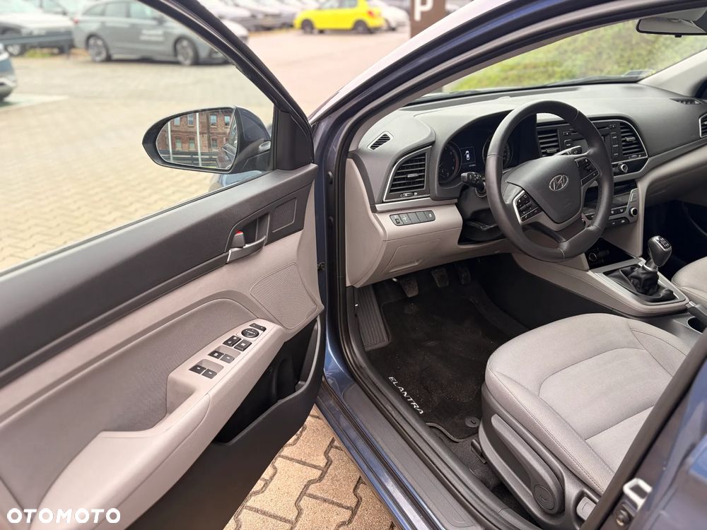 Hyundai Elantra 1.6 Comfort - 10