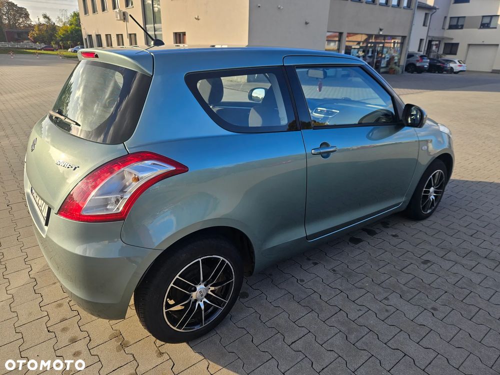 Suzuki Swift 2011 photo 2