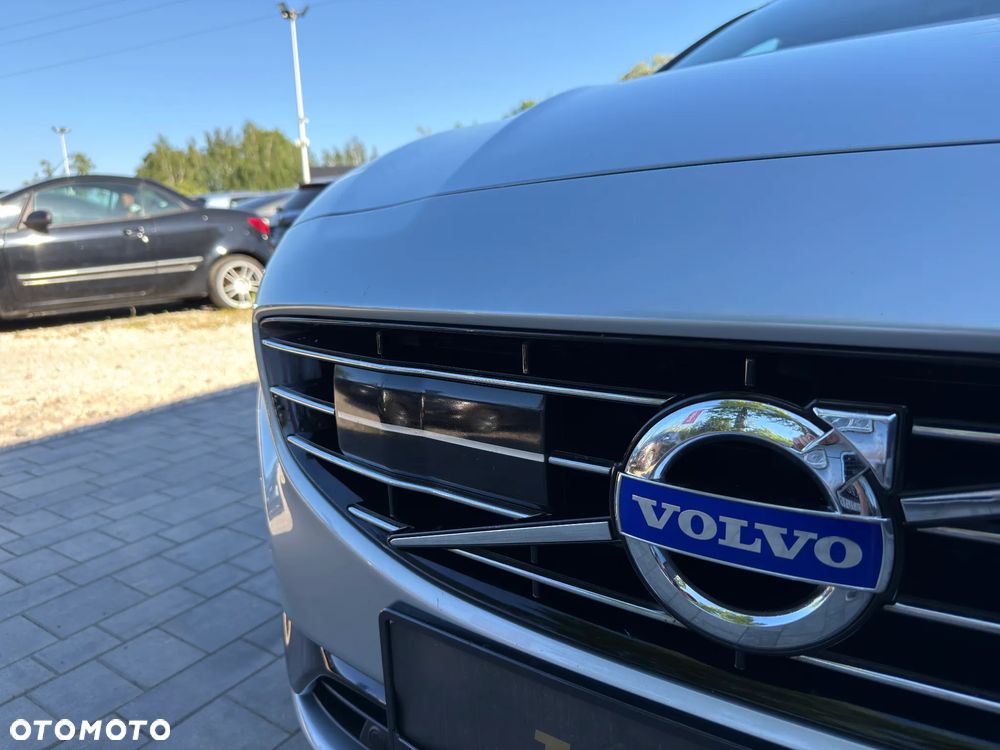 Volvo V60 D6 AWD Plug-in Hybrid R-Design Momentum - 11