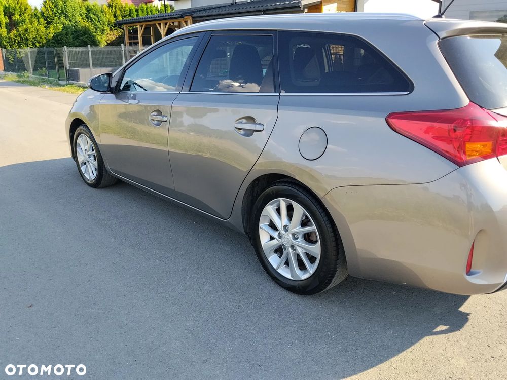 Toyota Auris 1.6 Premium Comfort - 4