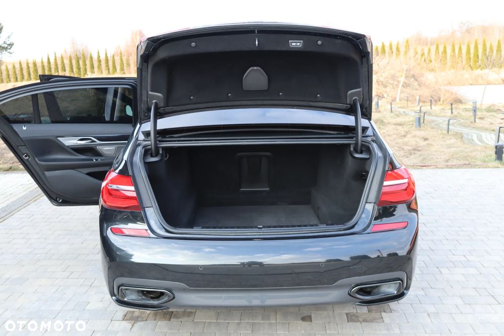 BMW Seria 7 740i - 8