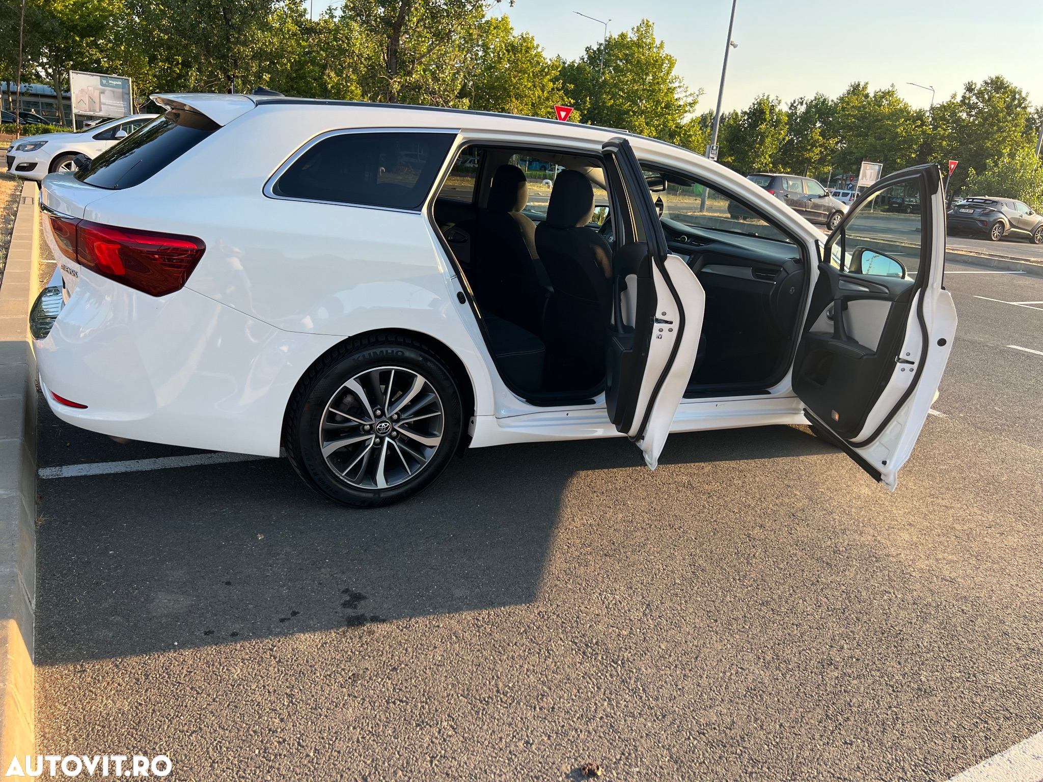 Toyota Avensis 2.0 D-4D Executive - 3