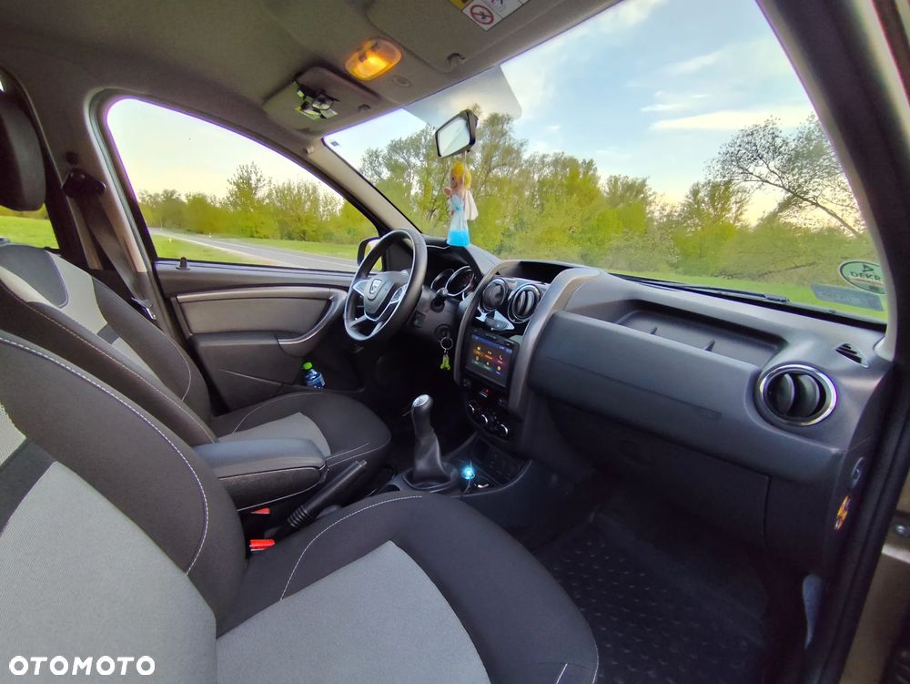 Dacia Duster 1.6 SCe Blackshadow S&S - 11
