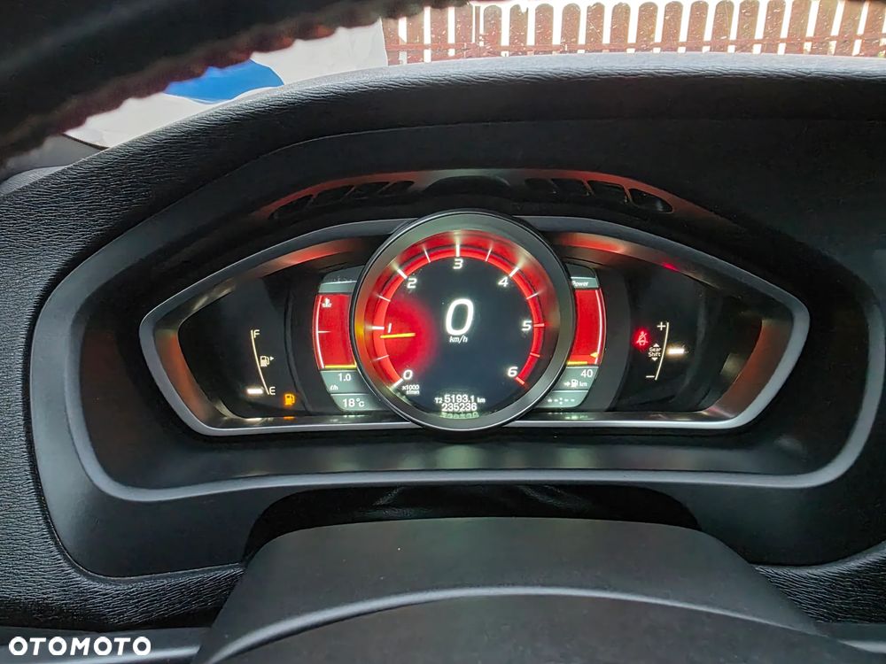Volvo V40 D2 R Design - 25
