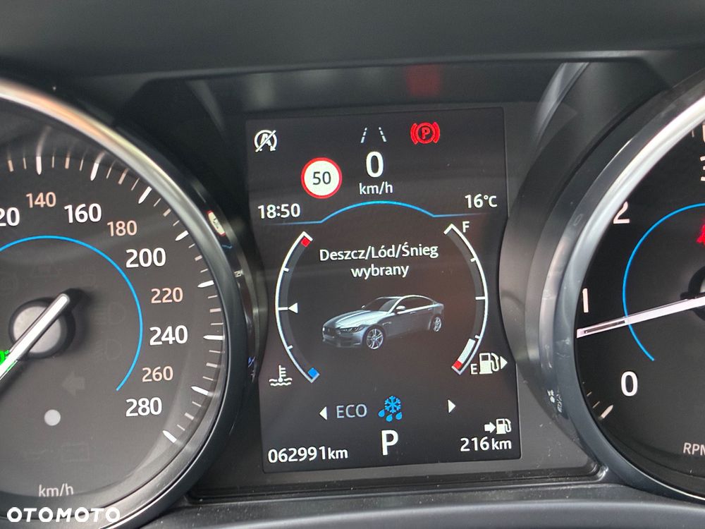 Jaguar XE 20d AWD Portfolio - 26