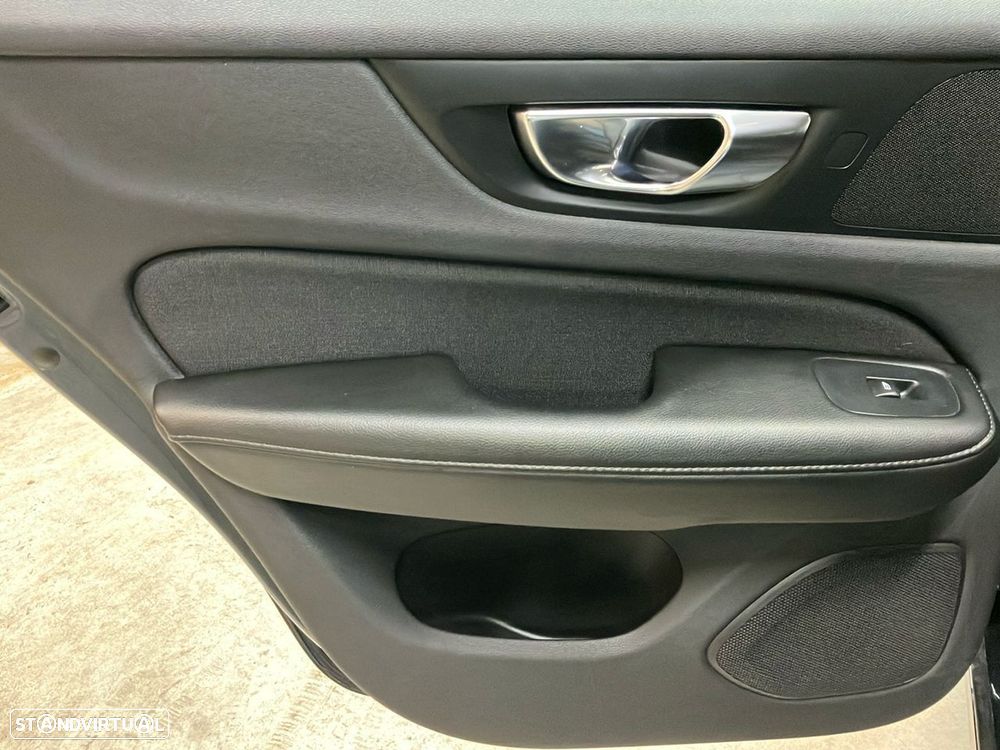 Volvo V60 2.0 B4 Momentum Plus Geartronic - 24