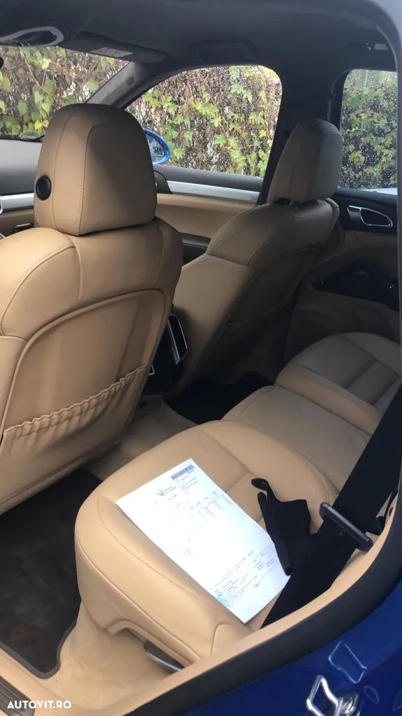 Porsche Cayenne 3.0 L - 12