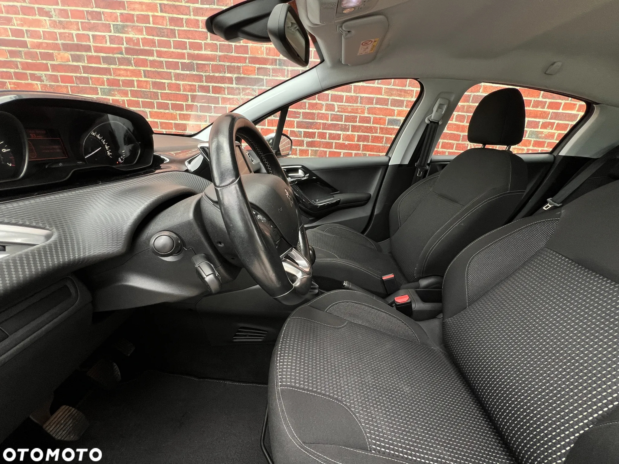 Peugeot 208 - 12