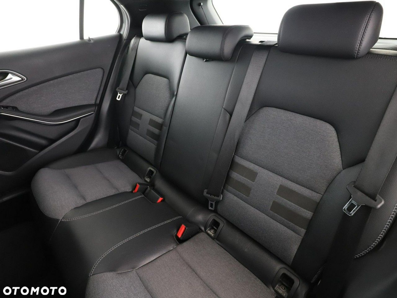 Mercedes-Benz GLA - 17