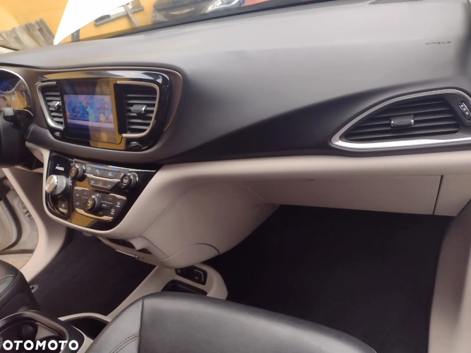 Chrysler Pacifica - 9