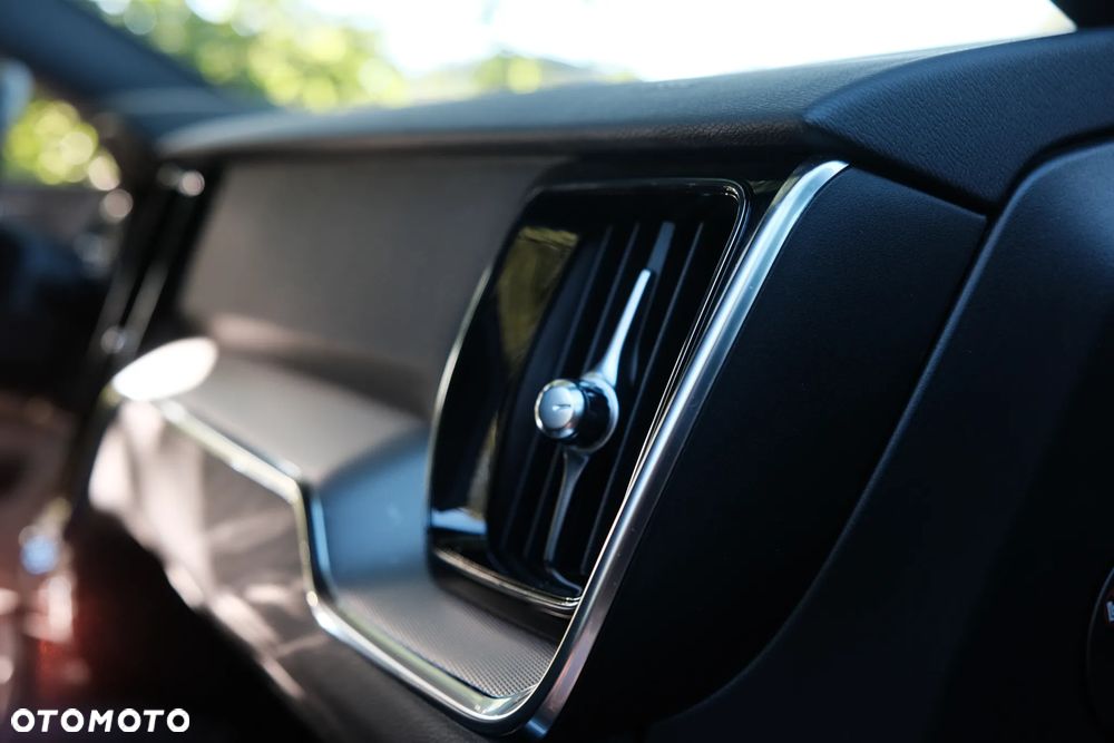Volvo V60 T6 AWD Plug-In Hybrid Plus Dark - 24