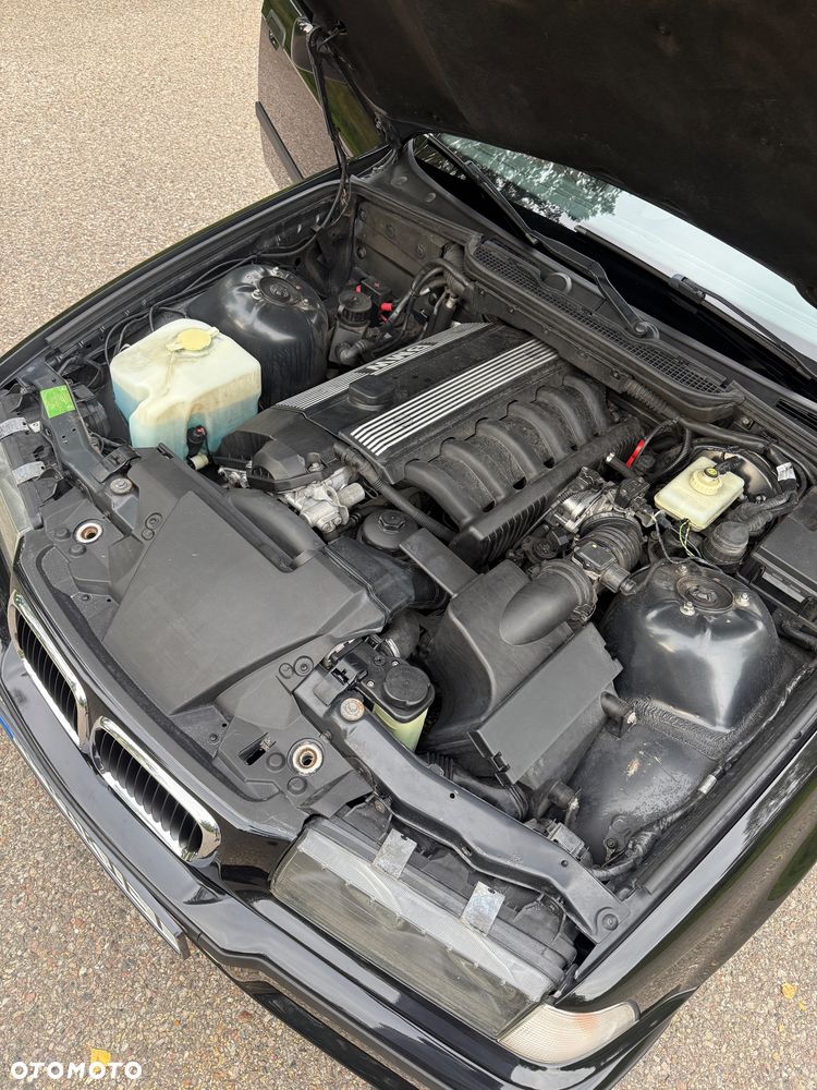 BMW Seria 3 323i - 33