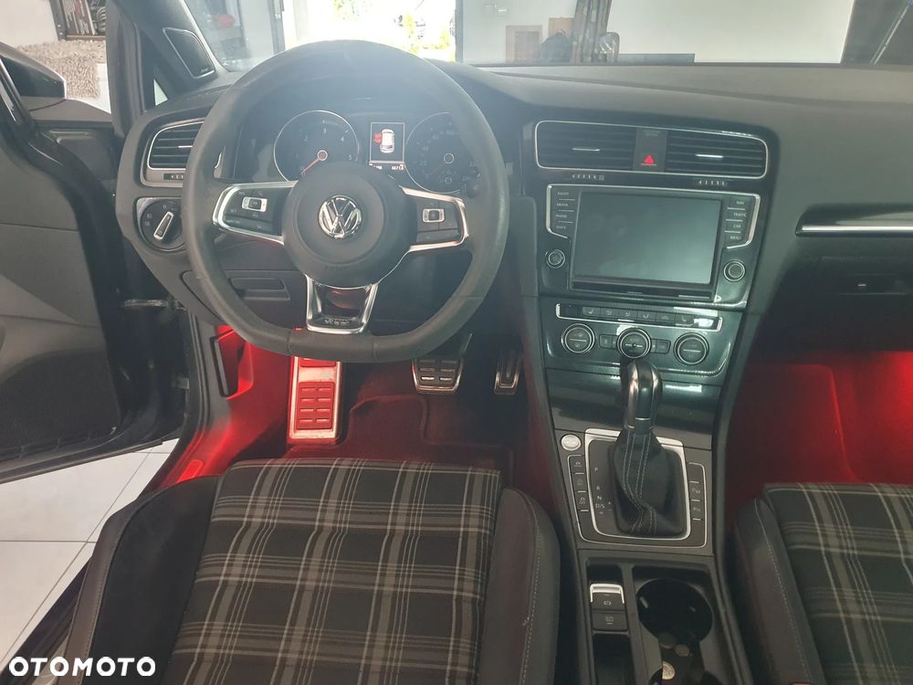 Volkswagen Golf - 25