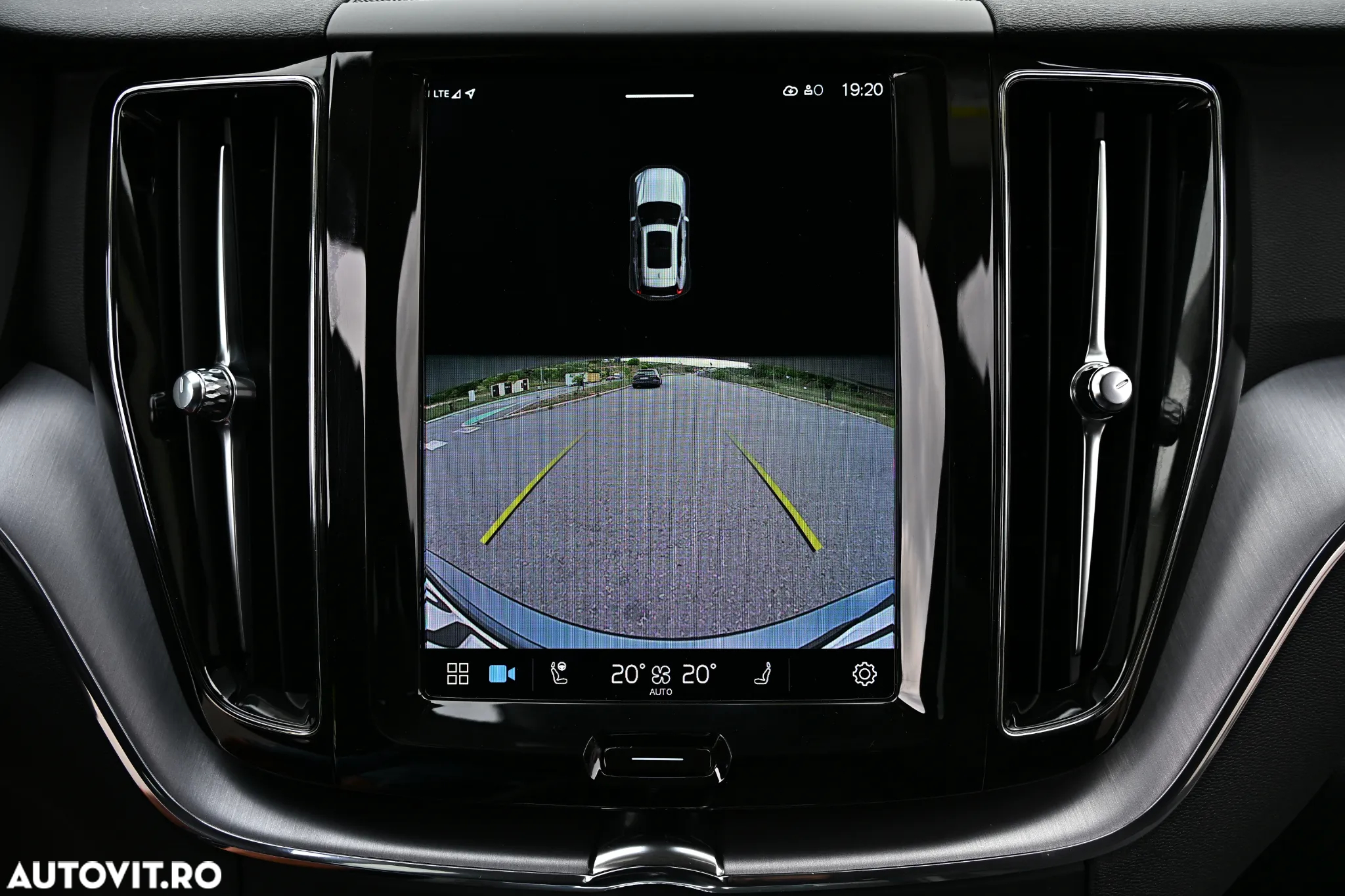 Volvo XC 60 B4 D AWD Geartronic Momentum Pro - 23