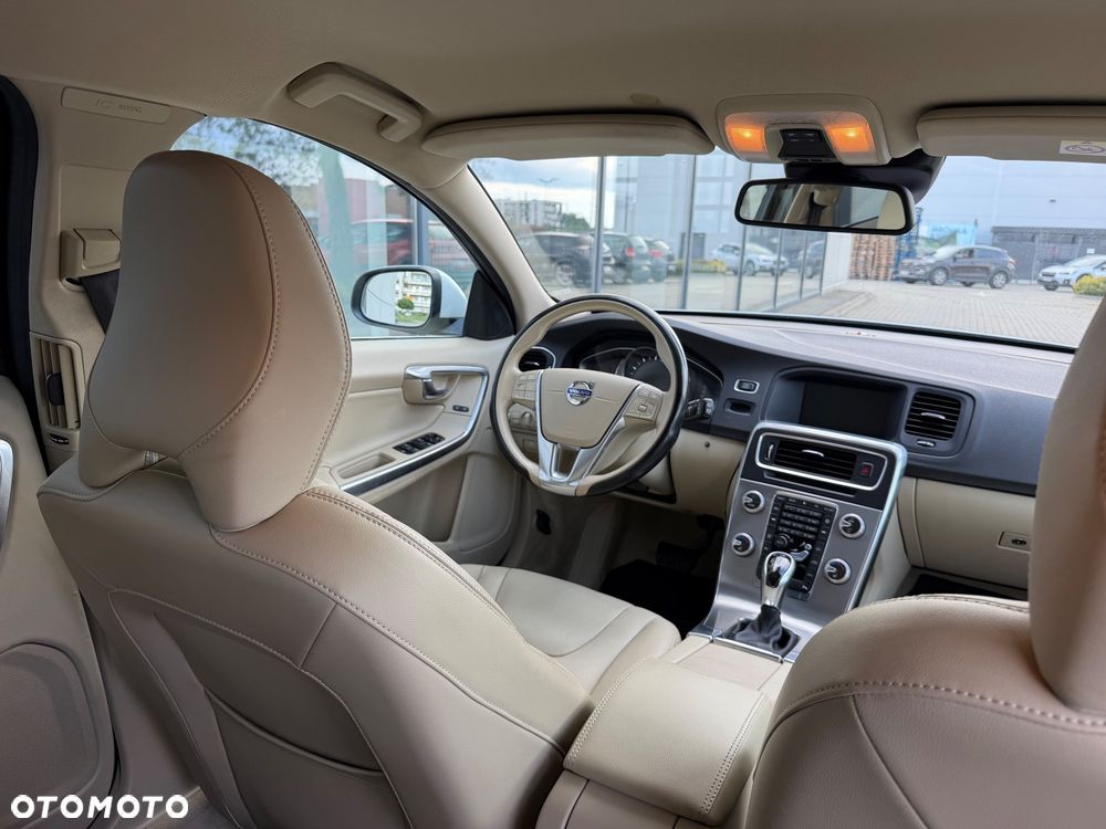Volvo V60 T3 Geartronic Momentum - 17