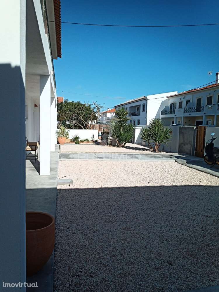 Moradia Bi-Familiar T6 com Espaço Exterior - V.N. Milfontes - Grande imagem: 2/22