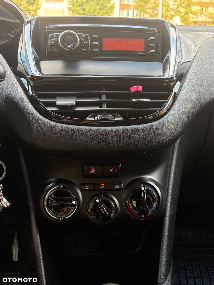 Peugeot 208 - 8