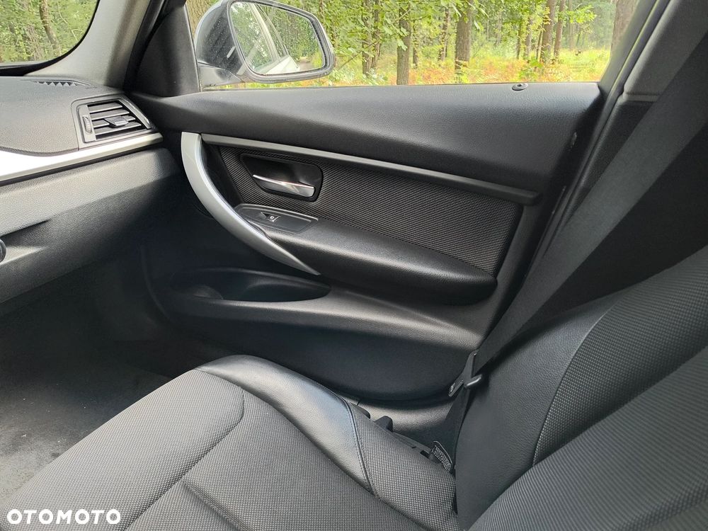 BMW Seria 3 320d xDrive - 16