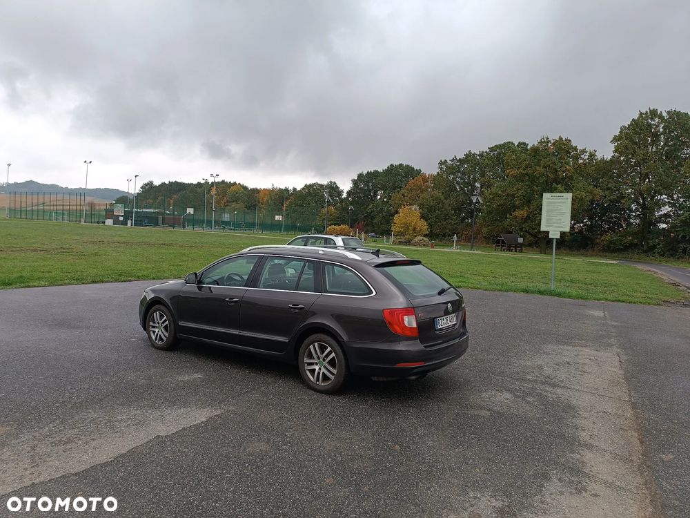 Skoda Superb Combi 2.0 TDI DSG Exclusive - 4