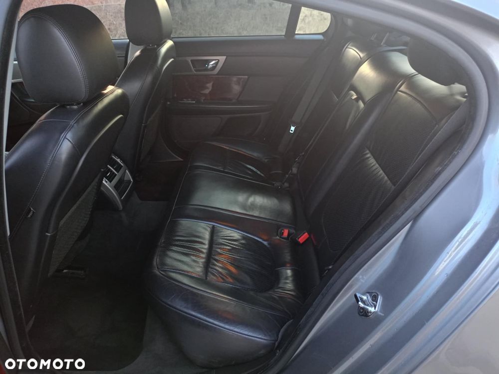 Jaguar XF 2.7 V6 D Premium Luxury - 9