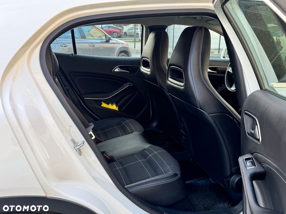 Mercedes-Benz GLA 200 7G-DCT - 40