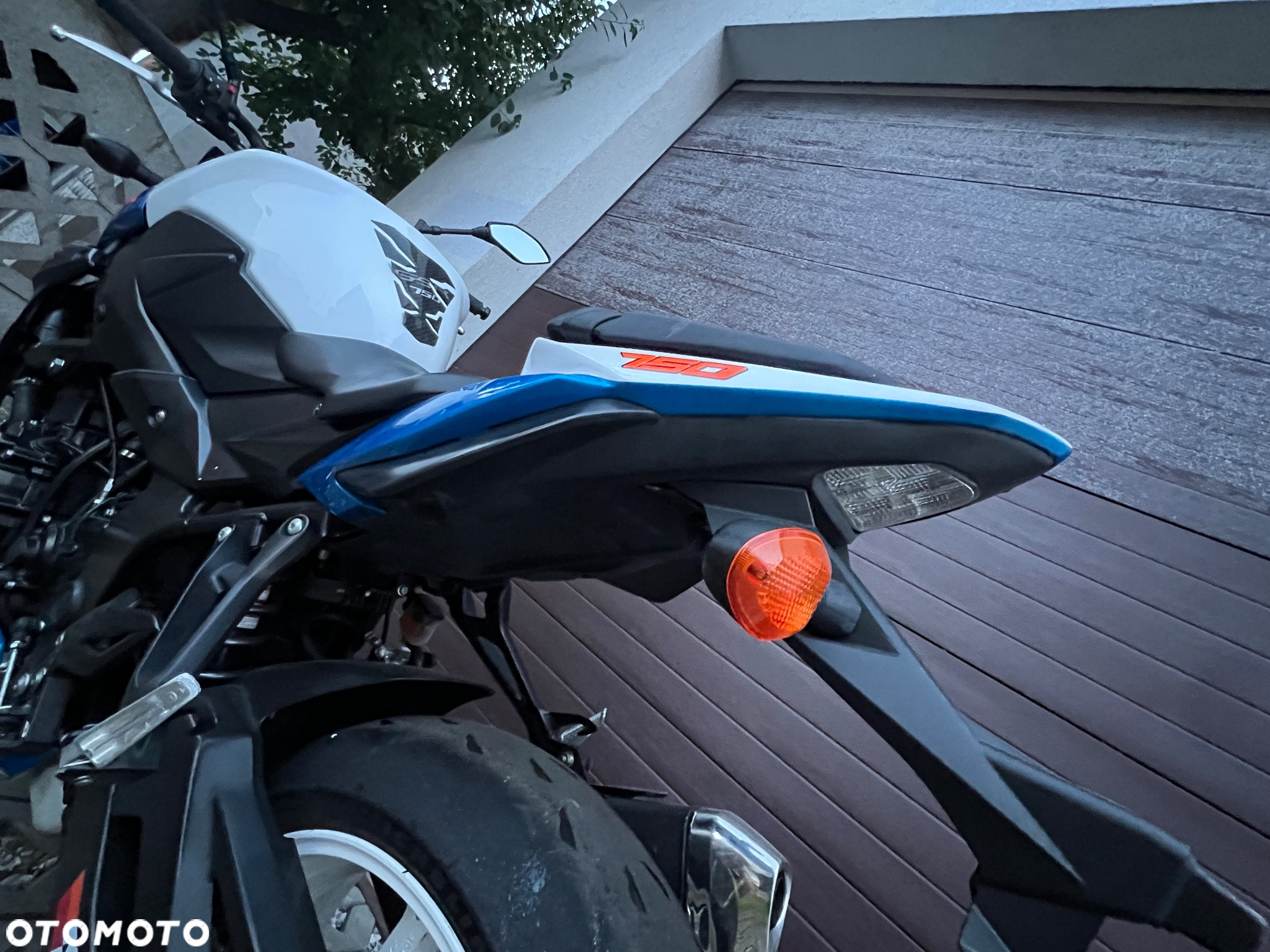 Suzuki GSR - 16