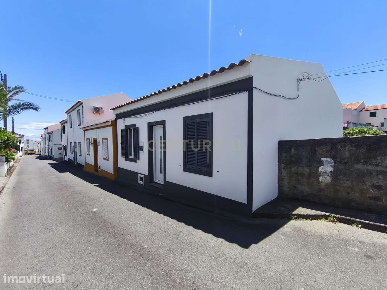 Moradia T2 no Centro de Vila Franca do Campo - Grande imagem: 2/28