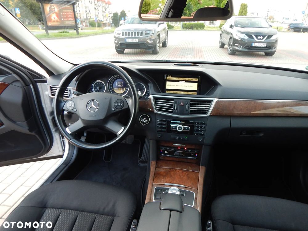 Mercedes-Benz Klasa E 250 CGI BlueEff Elegance - 27