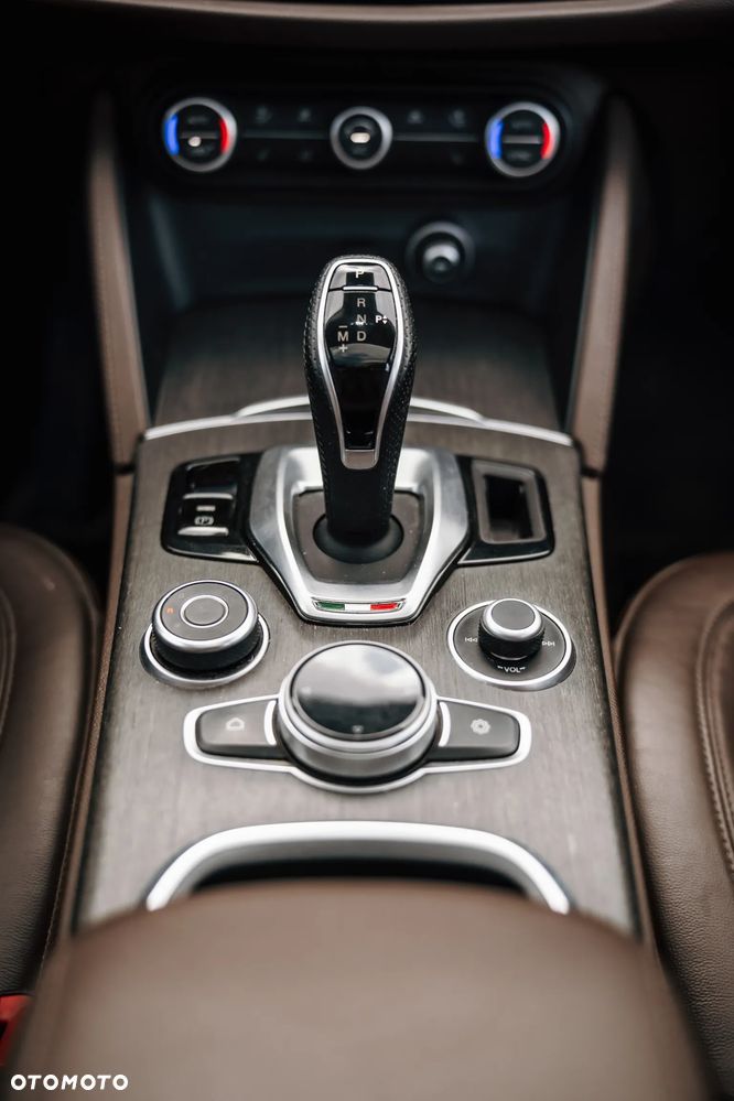 Alfa Romeo Stelvio 2.0 Turbo 16V AT8-Q4 Lusso Ti - 17