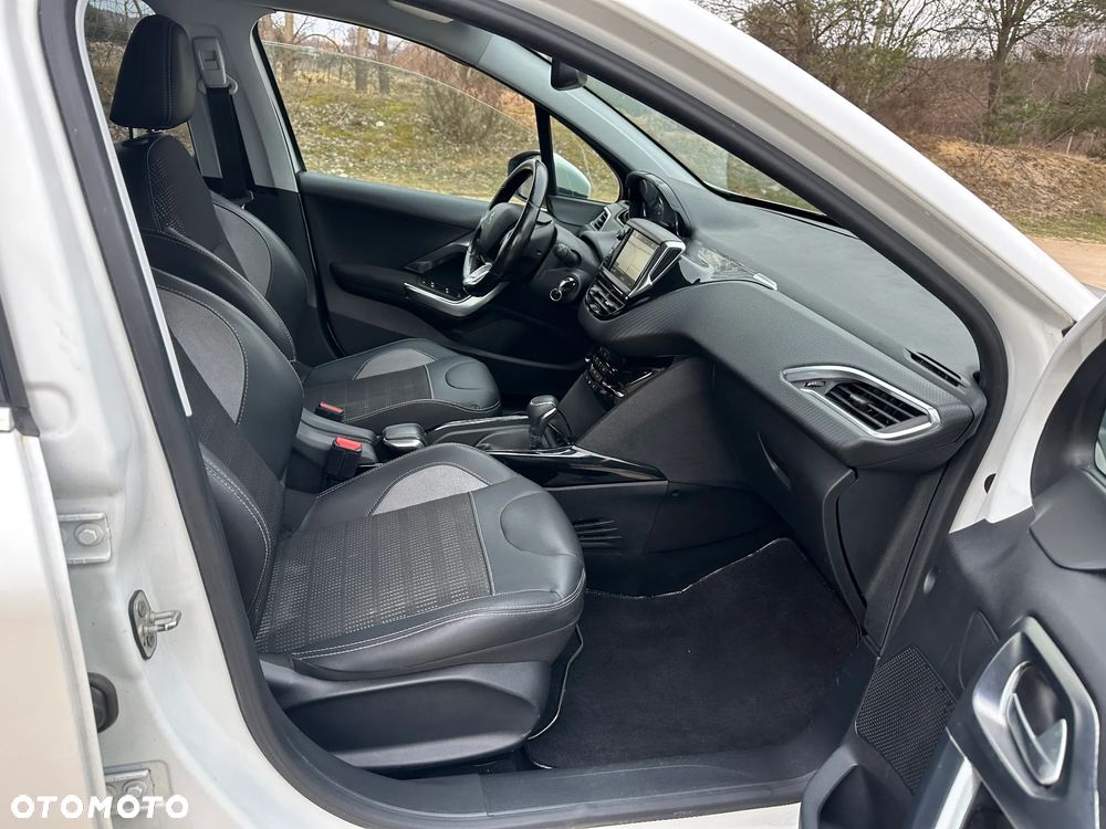 Peugeot 2008 PureTech 110 GPF EAT6 Black Edition - 15