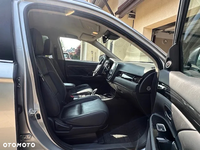 Mitsubishi Outlander 2.0 4WD Plug-In Hybrid - 19