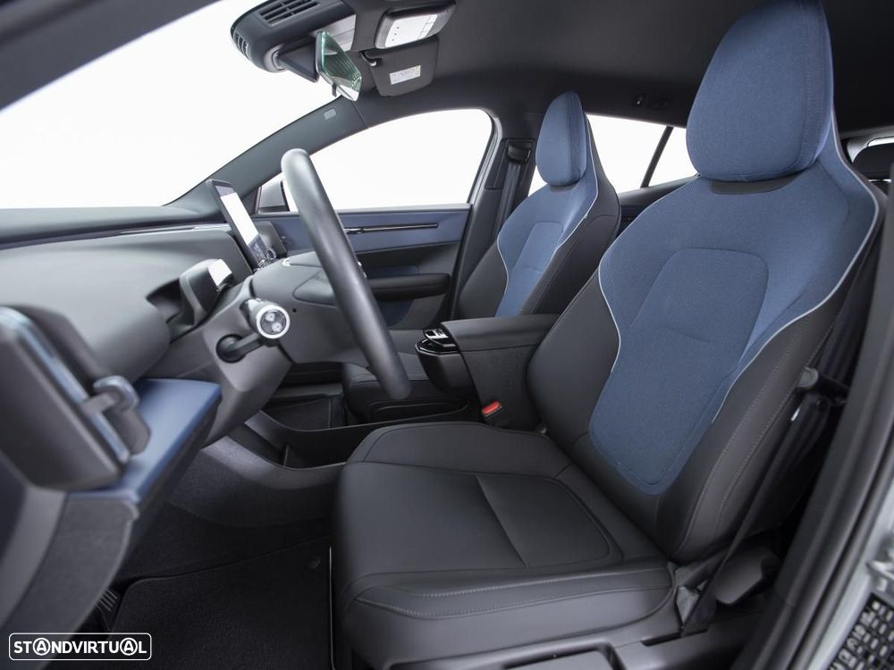 Volvo EX 30 Single Motor Extended Range RWD Core — fotografia 12