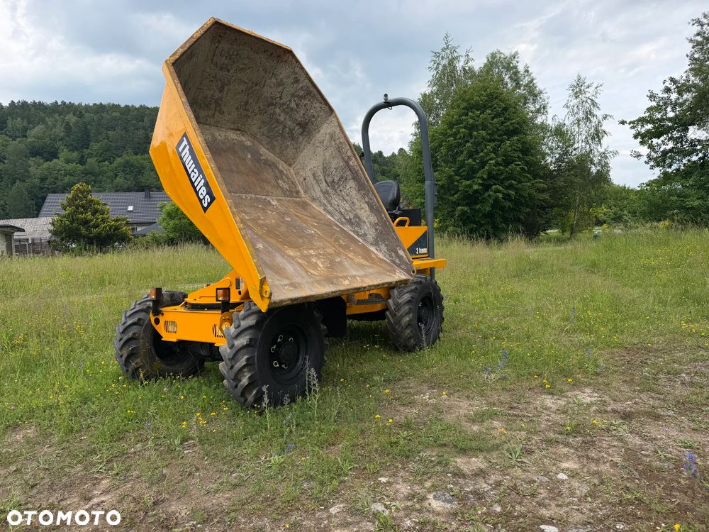 Thwaites MACH 573. Wozidło Budowlane-Rolnicze. Wózek z Obrotową Kolebą. 3 tony ładowność. 4x4. Silnik 3 cylindry. Yanmar 36 KM. 1999 mtg. 2016 rok. Jazda 3 prędkości. Maszyna jak Nowa z Norweskiego Gospodarstwa! Ani deka luzów i wycieków! Pełny Oryginał. Hamulce brzytwa. Serwisy w DEKRA. Maszyna Woziła lekkie ładunki. Praktycznie zerowe zużycie. Wielka Okazja. Wszystko w pełnym Oryginale. Opony Oryginał w super stanie Oświetlenie Fabryczne! - 2