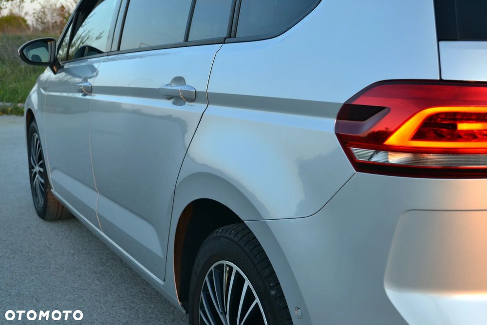 Volkswagen Touran - 12