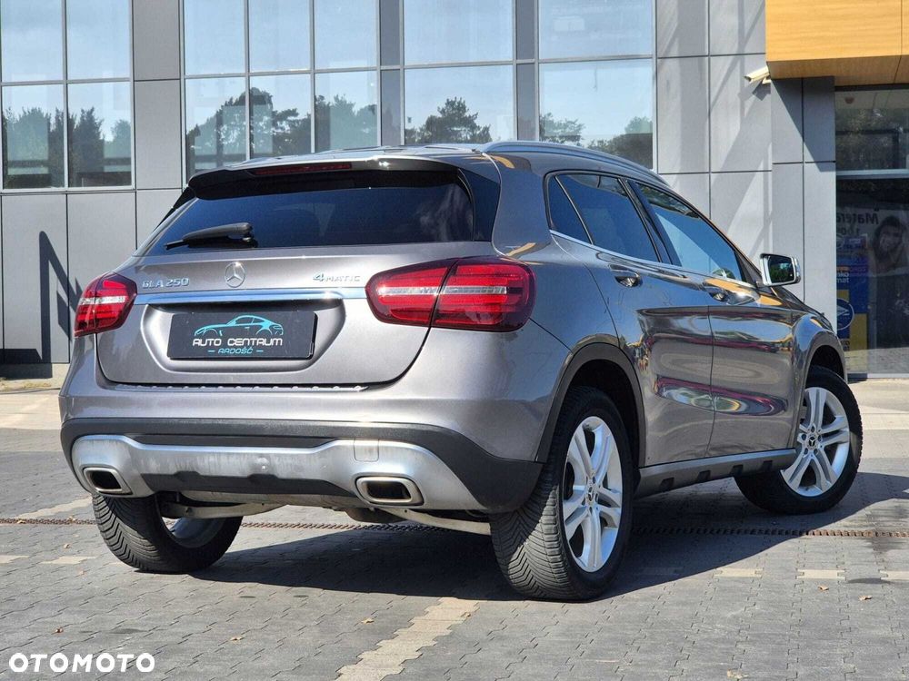 Mercedes-Benz GLA 250 4-Matic Urban - 11