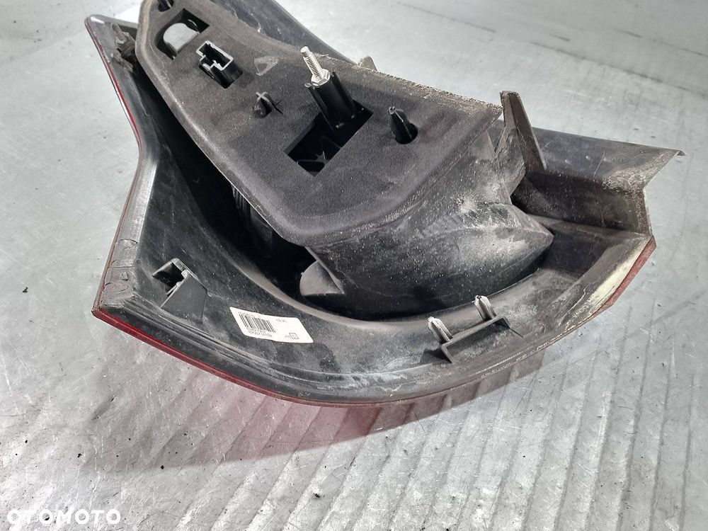 LAMPA TYLNA PRAWA DACIA SANDERO I 8200734824  62421002 HATCHBACK - 8