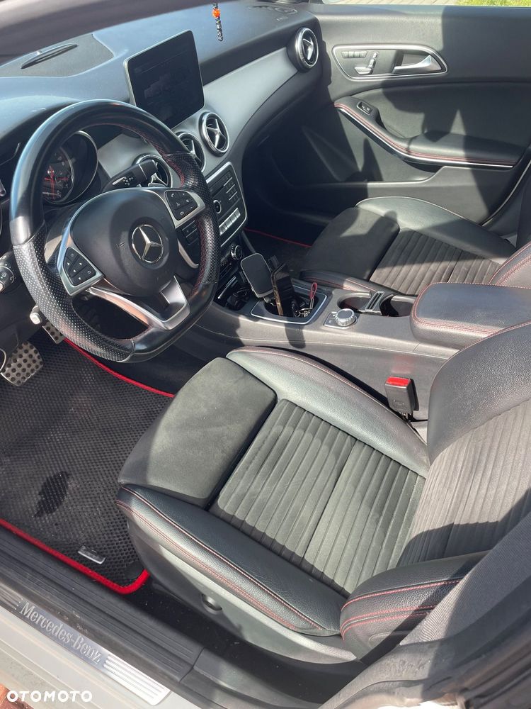 Mercedes-Benz CLA 220 4-Matic AMG Line - 10