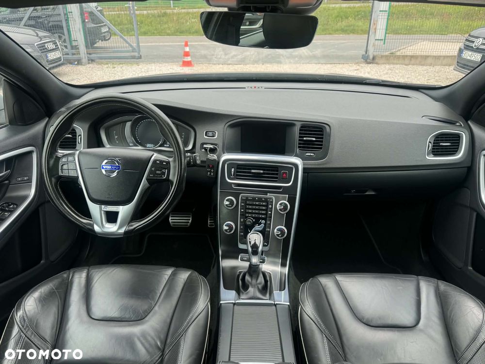 Volvo V60 D6 AWD Plug-in Hybrid R-Design Momentum - 24